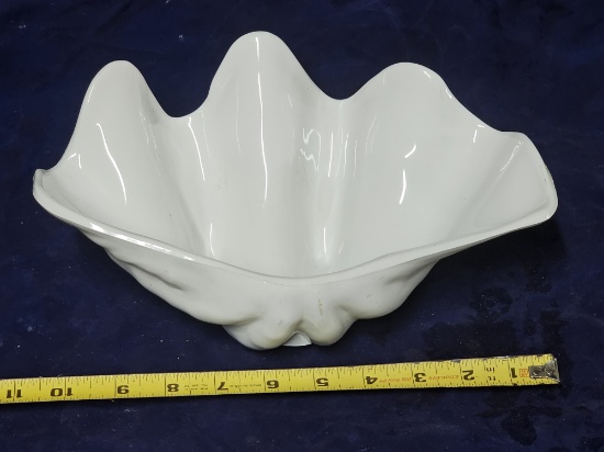 BRAND NEW Clam Shell Serving Bowls
