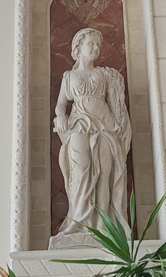 Standing Lady - Statue in Masonery Finish