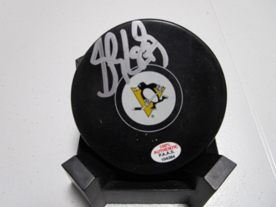 Sidney Crosby of the Pittsburgh Penguins signed autographed logo hockey puck PAAS COA 384