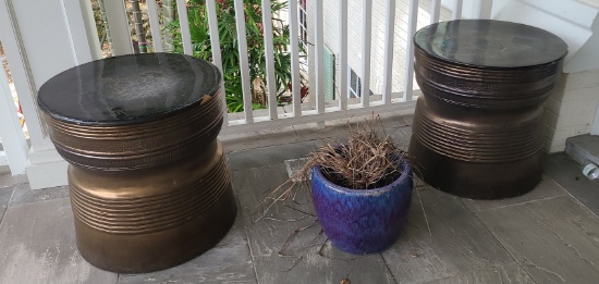 Ceramic pot and stands has chips