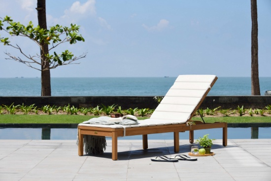 BRAND NEW ORIGINAL PACKAGING OUTDOOR CHAISE LOUNGER WITH CUSHION