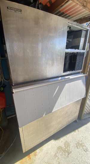 Hoshizaki KM-1300SAF  Ice Machine - Air cooled with 600 + pound storage bin