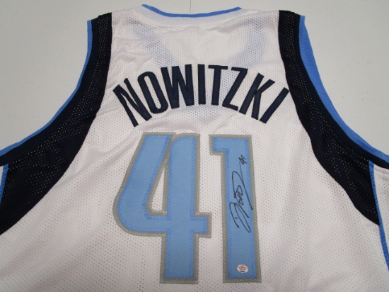 Dirk Nowitzki of the Dallas Mavericks signed autographed basketball jersey PAAS COA 963