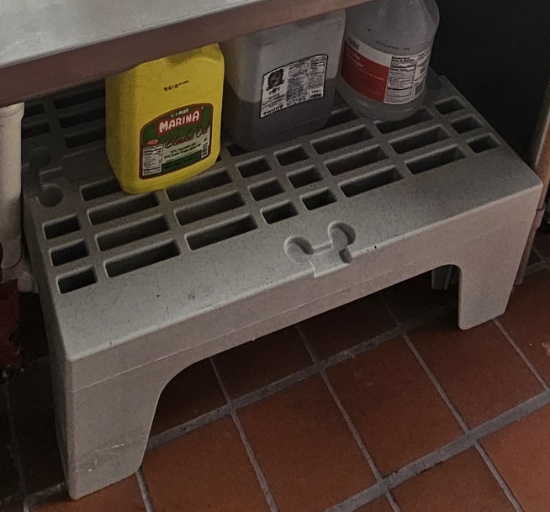 Cambro 30" Dunnage Rack (no contents)