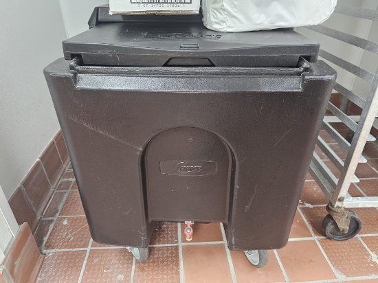 Choice 125Lbs Mobile Ice Bin
