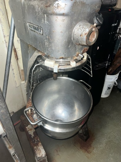 Hobart 30 quart mixer, bowl, whip, paddle