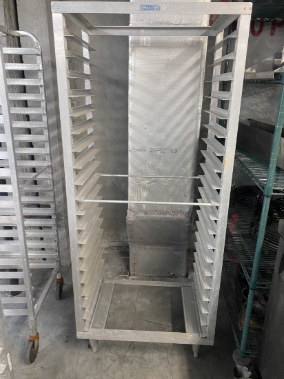 Horizontal sheet pan rack