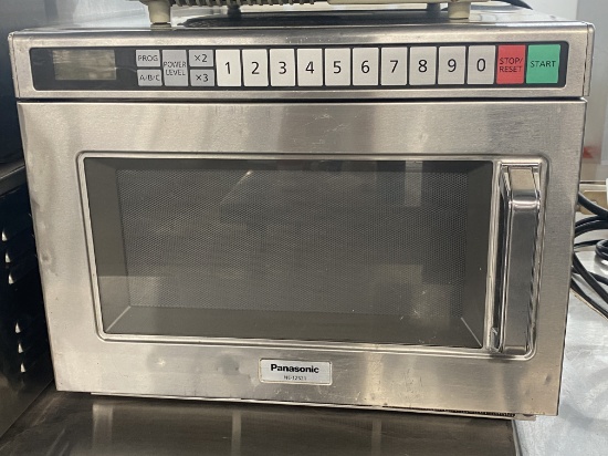 Panasonic NE – 12521 push button digitally controlled microwave oven