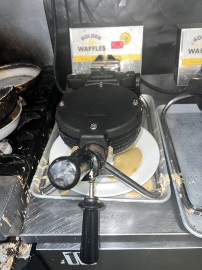 Golden Waffles Waffle maker