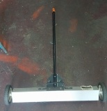 Rollling shop magnet floor sweeper