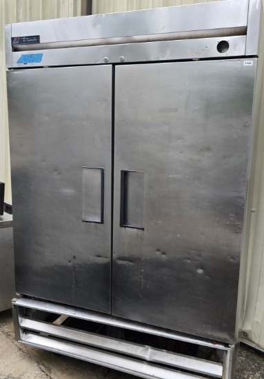 True TS-49 S/S Half Door Reach-in Refrigerator with Glass Top and Solid Bottom