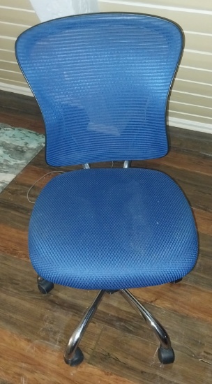 Rolling office chair with 5 star base
