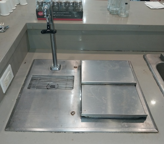 Water Dispenser with Ice bin drainage