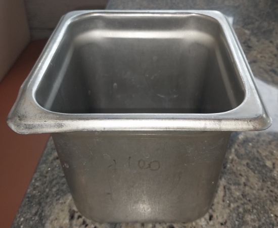 Winco stainless steel insert - SPJL-606 with some lids