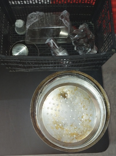 Miscellaneous lot - metal trays and more