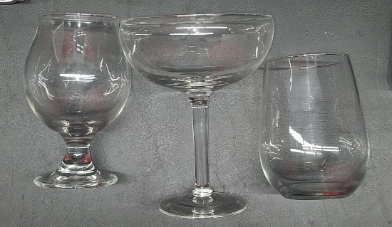Various wineglasses and more - 2 shelves
