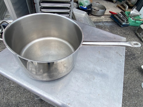 WINCO Stainless Steel 10 Qt Induction Sauce Pot / Sauce Pan