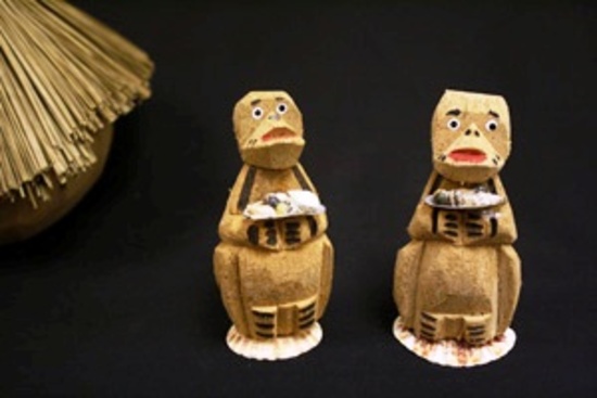 COCO MONKEY HOLDING SHELLS - Location 040-032