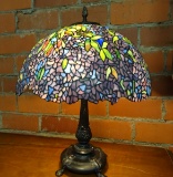 QUOZIEL STAIN GLASS LAMPSHADE & LAMP