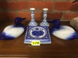 COLLECTION OF BLUE AND WHITE CERAMIC DÉCOR: