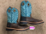 1 PAIR JUSTIN WORKBOOTS STYLE WK4972, SIZE 9 1/2D, NEW IN BOX
