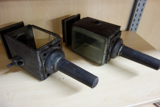 2 ANTIQUE CARRIAGE LAMPS (ONE HAS ONE BROKEN GLASS)
