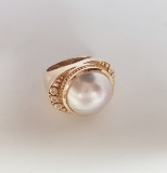 14KT YELLOW GOLD AND MABE PEARL RING: