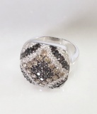 18 KT WHITE GOLD AND DIAMOND RING: