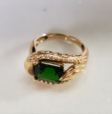 14KT YELLOW GOLD AND CHRYSOPRASE RING (5.8G)