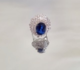 SAPPHIRE AND DIAMOND RING: 18KT WHITE GOLD, SAPPHIRE & DIAMOND