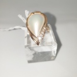 14KT YELLOW GOLD AND MABEE PEARL RING WITH 5 SMALL DIAMONDS