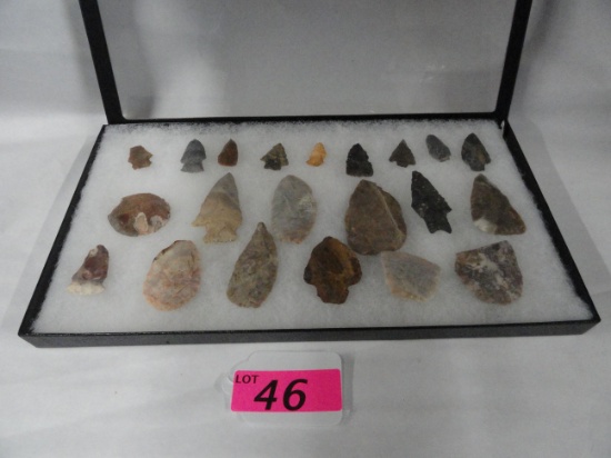TRAY OF 21 INDIAN ARROWHEADS, SCRAPERS AND POINTS