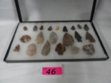 TRAY OF 21 INDIAN ARROWHEADS, SCRAPERS AND POINTS