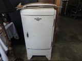 ANTIQUE FRIGIDAIRE ICE BOX