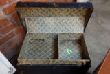 VINTAGE TRUNK WIITH TRAY INSIDE