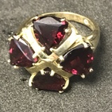 10KT YELLOW GOLD AND GARNET RING: