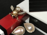 14KT GOLD PAIR OF PEARL AND DIAMOND EARRINGS & PEARL AND GEMSTONE BUMBLEBEE PIN