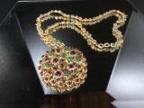 18KT GOLD RUBY & EMERALD PENDANT AND CHAIN, 155.6G