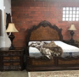 KING SIZE BEDROOM SUITE: ORNATE HEADBOARD & FOOTBOARD, MATCHING SIDE TABLES & LAMPS
