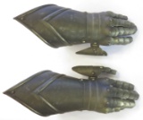 A PAIR OF ARMOR GAUNTLETS