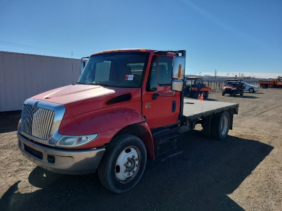 2002 International 4300 S/A Flatbed Truck