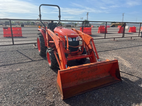 Kubota LA525 4x4 Tractor