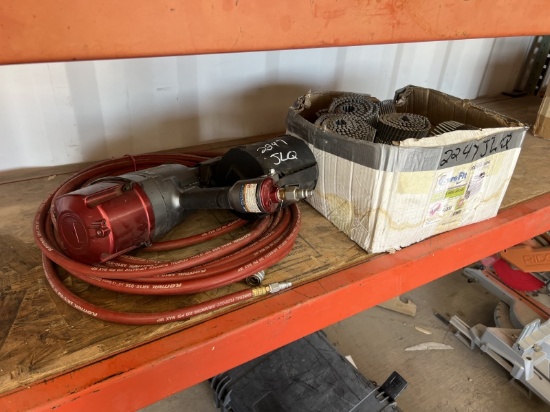 EVERWIN NAIL GUN W/ 4IN NAIL AND AIR HOSE