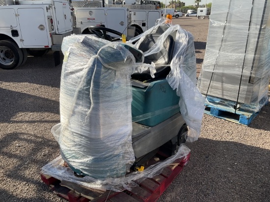 TENNANT T7 AMR RIDE ON FLOOR SCRUBBER