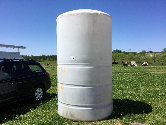 PLASTIC WATER TANK (2000+/-gal)