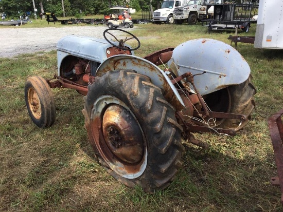 FORD 8N TRACTOR (DOES NOT RUN)