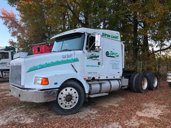 1988 VOLVO ROAD TRACTOR W/ SLEEPER (VOLVO DIESEL, MANUAL TRANS, MILES READ 250003-TRUE MILES