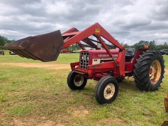 CASE INTERNATIONAL 574 TRACTOR W/FRONT LOADER