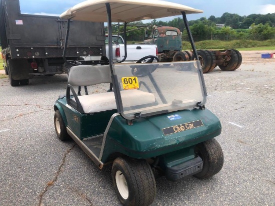 CLUB CAR ELECTRIC GOLF CART W/CHARGER (BATTERY IS DEAD)R1