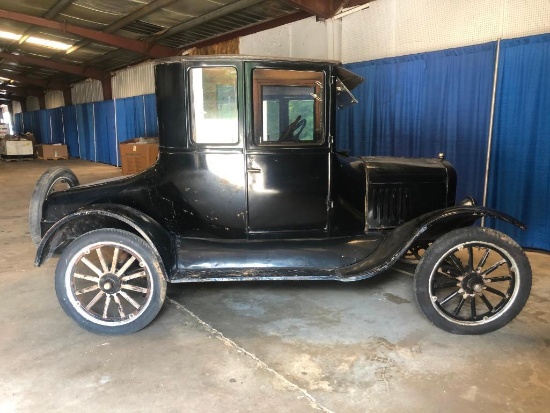 1924 FORD MODEL T COUPE (DOES NOT RUN, (1) TOOTH OFF FLYWHEEL, BELONGED TO DOCTOR-DR BAG ON SIDE